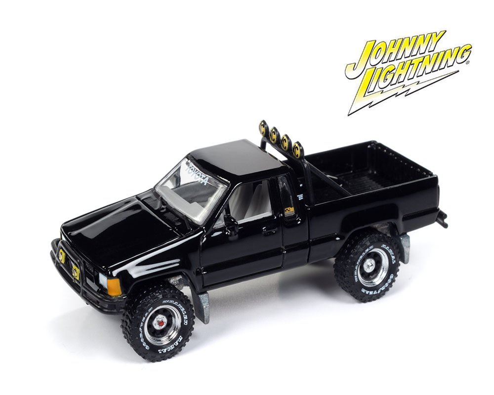 Johnny Lightning 1:64 Mystery Matinee 1985 Toyota SR5 Pickup – Black - VOLVER AL FUTURO