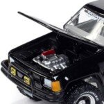 Johnny Lightning 1:64 Mystery Matinee 1985 Toyota SR5 Pickup – Black - VOLVER AL FUTURO