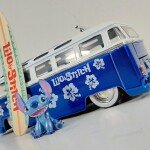 MODELO ESCALA  1:24 1962 Volkswagen T1 Bus with Stitch Figure and Surfboard – Lilo & Stitch – Hollywood Rides