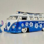 MODELO ESCALA  1:24 1962 Volkswagen T1 Bus with Stitch Figure and Surfboard – Lilo & Stitch – Hollywood Rides