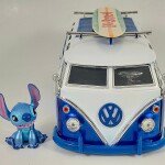 MODELO ESCALA  1:24 1962 Volkswagen T1 Bus with Stitch Figure and Surfboard – Lilo & Stitch – Hollywood Rides