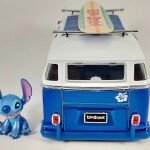 MODELO ESCALA  1:24 1962 Volkswagen T1 Bus with Stitch Figure and Surfboard – Lilo & Stitch – Hollywood Rides