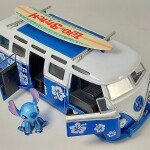 MODELO ESCALA  1:24 1962 Volkswagen T1 Bus with Stitch Figure and Surfboard – Lilo & Stitch – Hollywood Rides