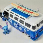 MODELO ESCALA  1:24 1962 Volkswagen T1 Bus with Stitch Figure and Surfboard – Lilo & Stitch – Hollywood Rides