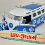 MODELO ESCALA  1:24 1962 Volkswagen T1 Bus with Stitch Figure and Surfboard – Lilo & Stitch – Hollywood Rides