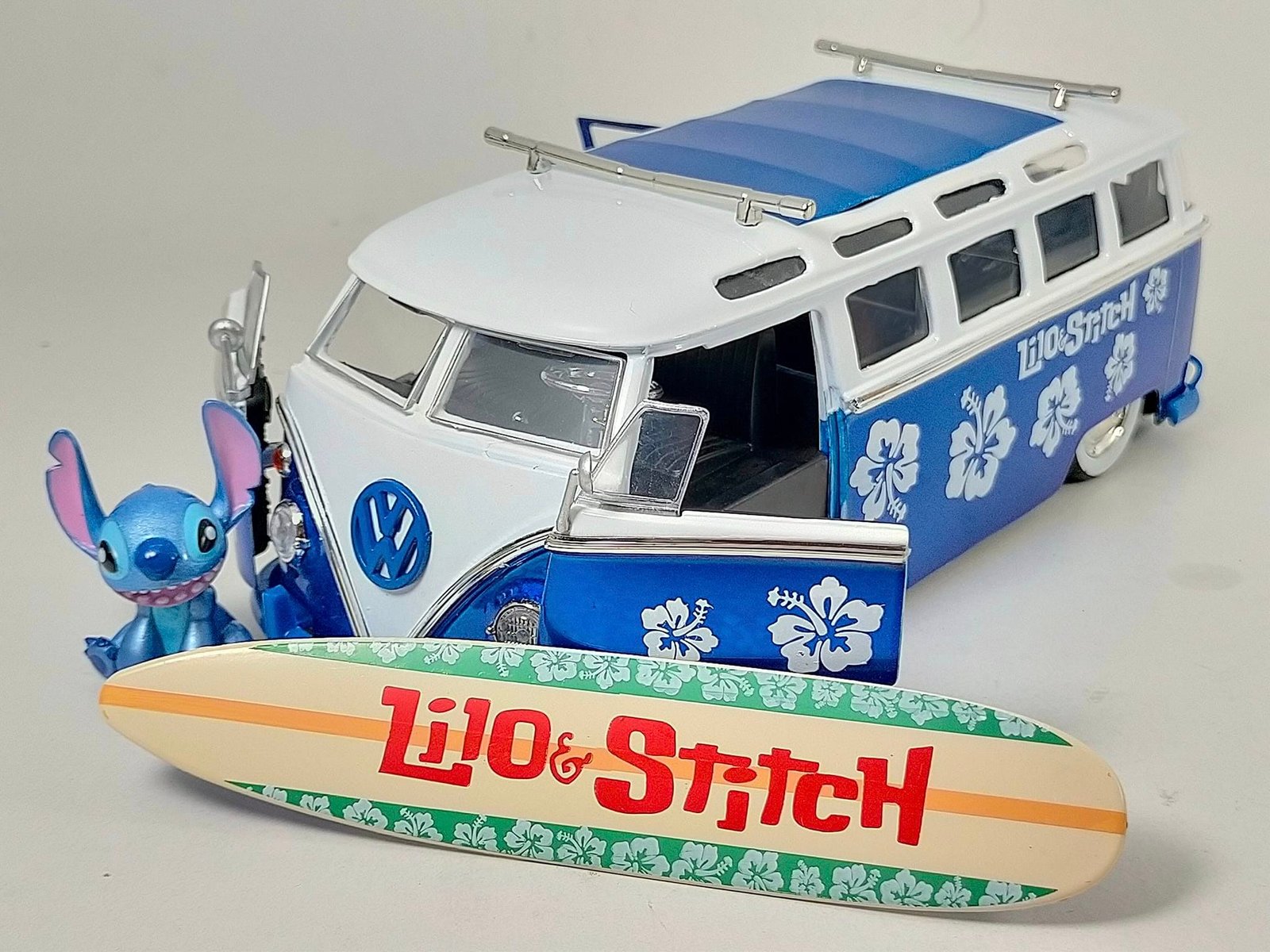 MODELO ESCALA 124 1962 Volkswagen T1 Bus with Stitch Figure and