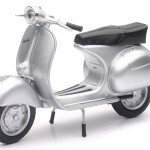 MOTO A ESCALA 1/12 Vespa 150 GS - Silver