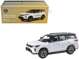 MODELO PARA64 1:64 2023 Toyota Fortuner Platinum White (BLANCA) MADE IN JAPAN