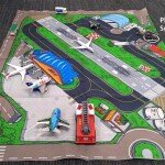 Alfombra de juego grande con diseño de aeropuerto (fieltro) – 41 1/4 x 31 1/2 pulgadas (**) para aviones a escala