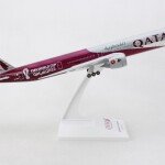 AVION SKYMARKS QATAR 777-300 1/200 SOCCER W/GEAR - COPA FUTBOL FIFA CON TREN ATERRIZAJE