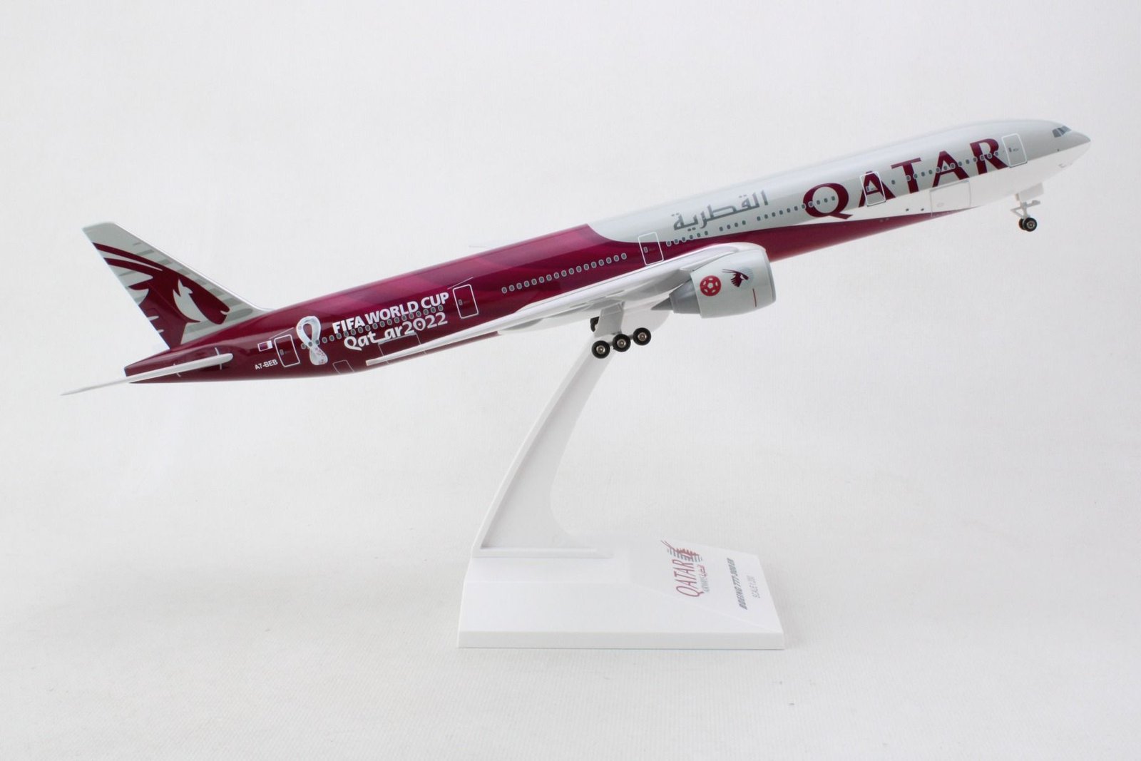 AVION SKYMARKS QATAR 777-300 1/200 SOCCER W/GEAR - COPA FUTBOL FIFA CON TREN ATERRIZAJE