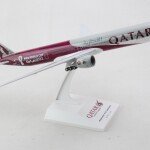 AVION SKYMARKS QATAR 777-300 1/200 SOCCER W/GEAR - COPA FUTBOL FIFA CON TREN ATERRIZAJE