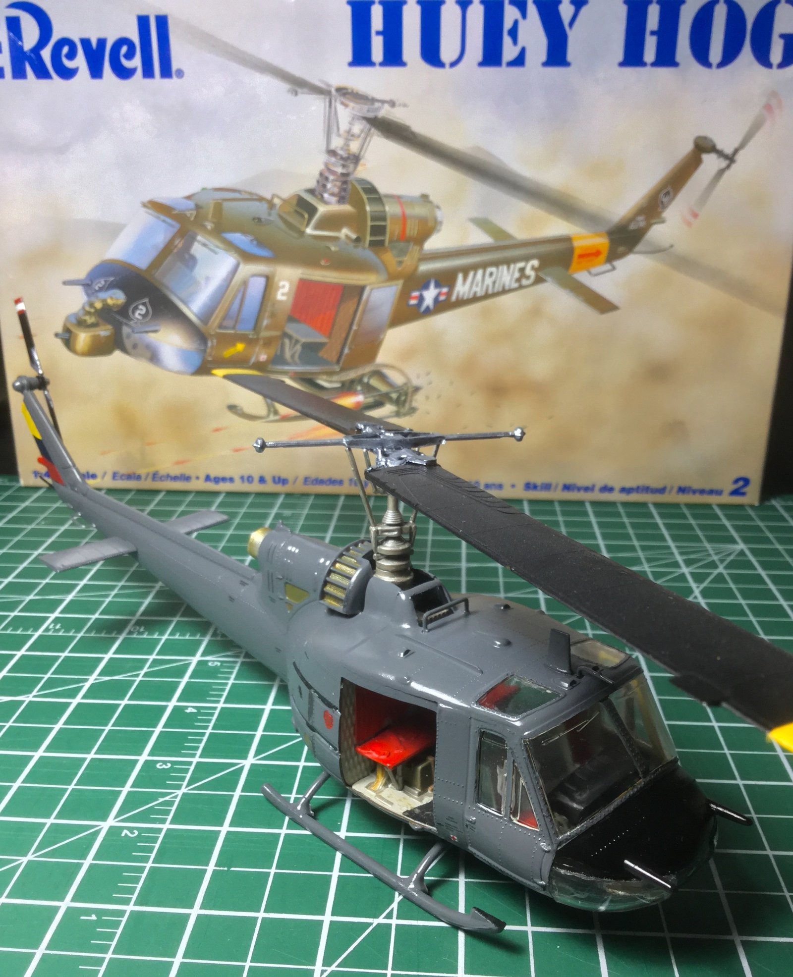 MODELO A ESCALA 1/48 BELL UH-1M (UH1C) HUEY HOG DE FUERZA AEREA DE EL SALVDOR