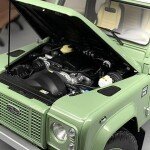MODELO escala 1/18 del 2015 Land Rover Defender 110 HUE 166 - DEALER EDITION