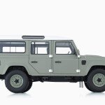 MODELO escala 1/18 del 2015 Land Rover Defender 110 HUE 166 - DEALER EDITION