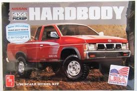 MODELO A ESCALA 1/20 DEL PICKUP NISSAN Hardbody 1973 KING CAB 4x4 SE-V6