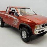 MODELO A ESCALA 1/20 DEL PICKUP NISSAN Hardbody 1973 KING CAB 4x4 SE-V6