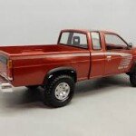 MODELO A ESCALA 1/20 DEL PICKUP NISSAN Hardbody 1973 KING CAB 4x4 SE-V6