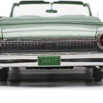 MODELO ESCALA 1/18  Ford Galaxie 500 XL Open Convertible Plata Moss Verde