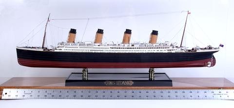 MODELO A ESCALA 1/350 DEL R.M.S. TITANIC OCEAN LINER (con piezas de fotograbado)