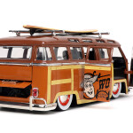 MODELO ESCALA 1:24 1962 Volkswagen T1 Bus with Woody Figure – Disney Pixar Toy Story –