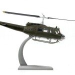 MODELO ESCALA 1/48 UH-1 Huey Helicopter - 116th Assault Helicopter Company - "The Hornets" - HELICOPTERO METALICO A ESCALA