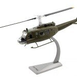 MODELO ESCALA 1/48 UH-1 Huey Helicopter - 116th Assault Helicopter Company - "The Hornets" - HELICOPTERO METALICO A ESCALA